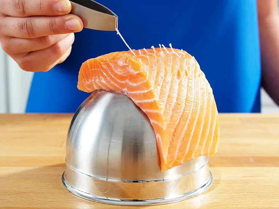 Lachs vor dem Garen von Gräten befreien Lachs vor dem Garen von Gräten befreien