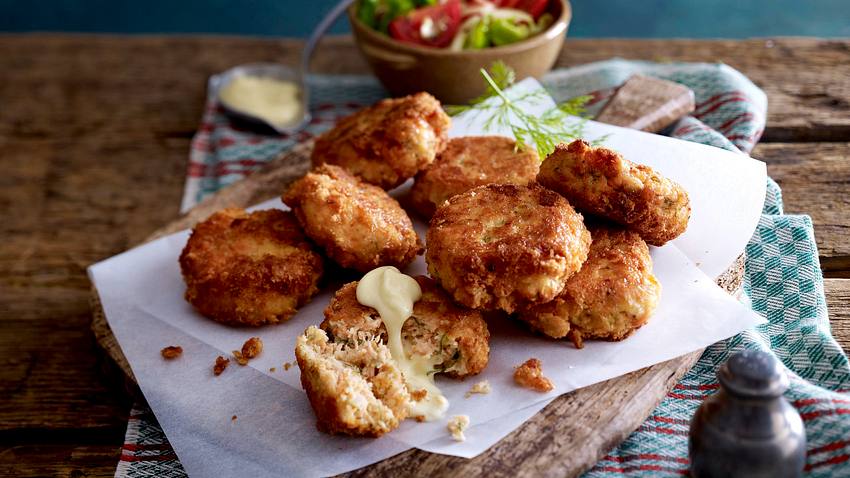 Lachs-Fishcakes mit Tomatensalat Rezept - Foto: House of Food / Bauer Food Experts KG