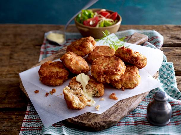 Lachs-Fishcakes mit Tomatensalat Rezept Lachs-Fishcakes mit Tomatensalat Rezept