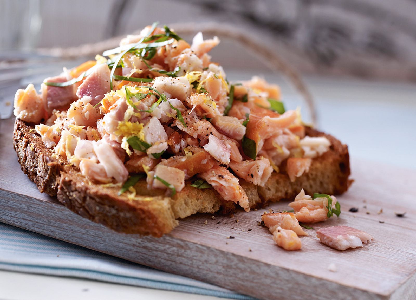 Lachs-Forellen-Tatar auf Röstbrot Rezept | LECKER