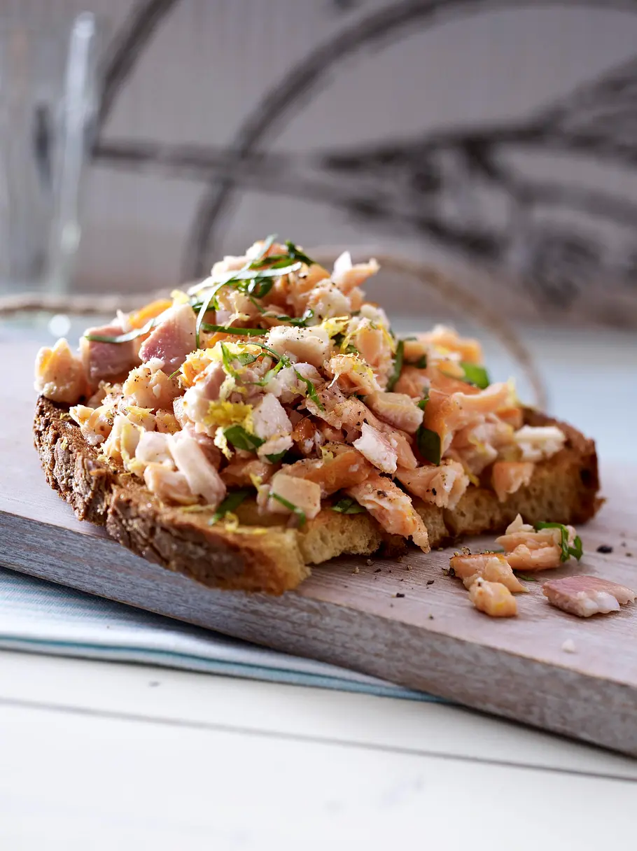 Lachs-Forellen-Tatar auf Röstbrot Rezept Lachs-Forellen-Tatar auf Röstbrot Rezept