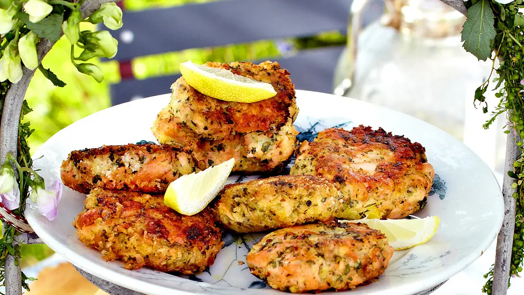 Lachs-Frikadellen Rezept - Foto: LECKER @ Bauer Media Group Lachs-Frikadellen Rezept - Foto: LECKER @ Bauer Media Group