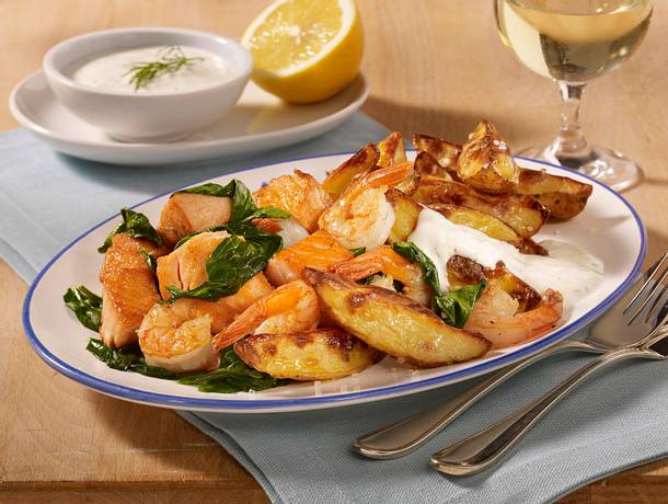Lachs-Garnelen-Pfanne mit Röstkartoffeln und Zitronen-Joghurtdip Rezept Lachs-Garnelen-Pfanne mit Röstkartoffeln und Zitronen-Joghurtdip Rezept