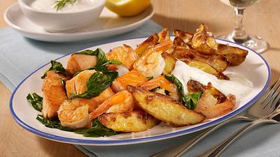 Lachs-Garnelen-Pfanne mit Röstkartoffeln und Zitronen-Joghurtdip Rezept - Foto: House of Food / Bauer Food Experts KG