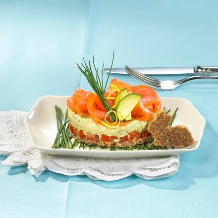 Lachs-Gemüsetürmchen auf Schnittlauchnest Rezept Lachs-Gemüsetürmchen auf Schnittlauchnest Rezept