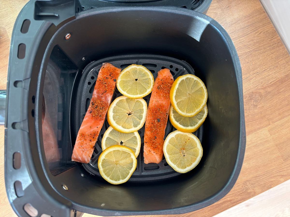 Zwei Scheiben Lachsfilet und Zitronenscheiben in einer Garkammer