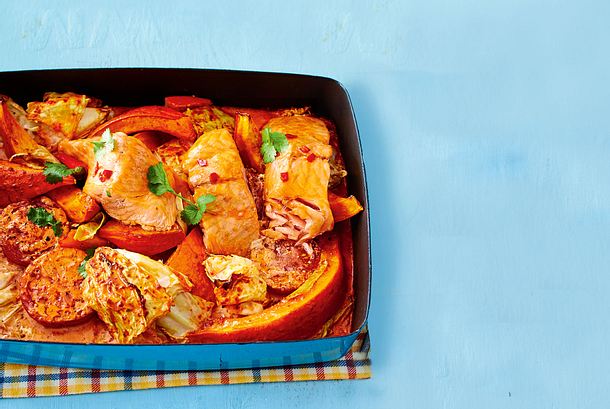 Lachs im Kohl-Kürbis-Bett vom Blech Rezept Lachs im Kohl-Kürbis-Bett vom Blech Rezept
