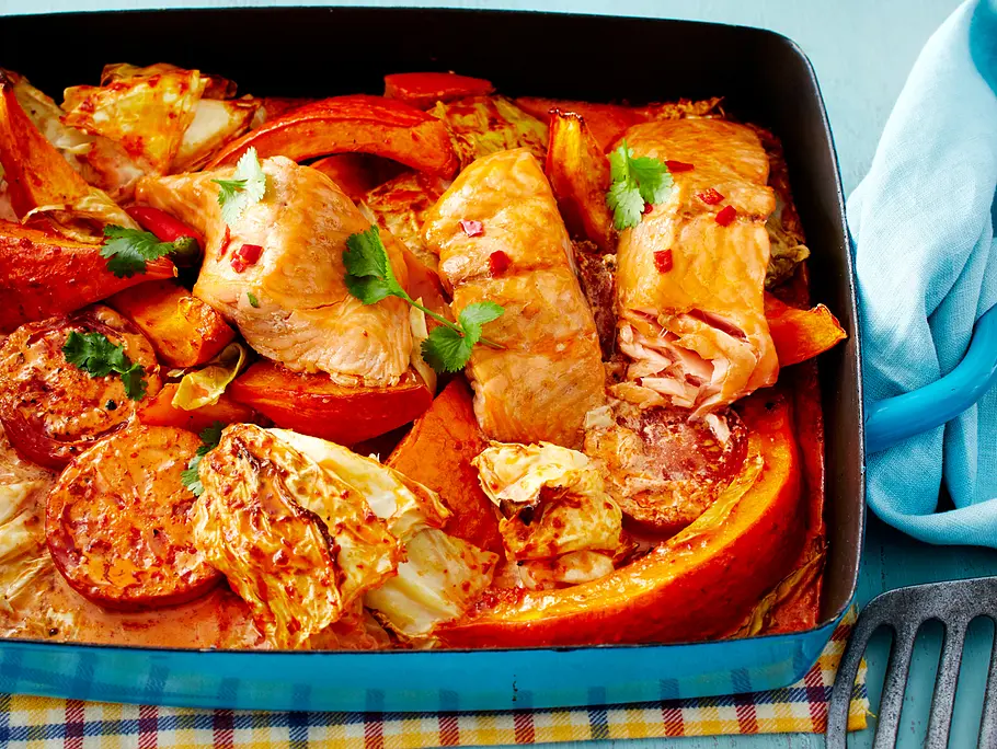 Lachs im Kohl-Kürbis-Bett vom Blech Rezept Lachs im Kohl-Kürbis-Bett vom Blech Rezept