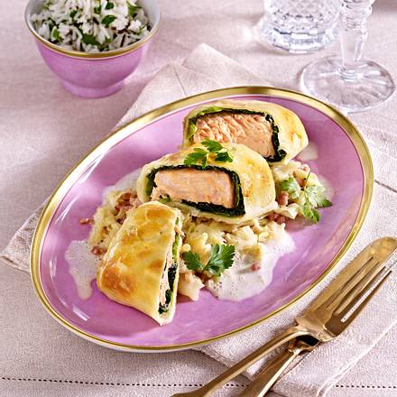 Lachs im Wirsing-Blätterteigmantel Rezept Lachs im Wirsing-Blätterteigmantel Rezept