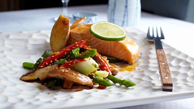 Lachs, in Folie gegart, mit Asia-Sesamgemüse Rezept - Foto: LECKER @ Bauer Media Group