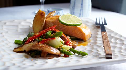 Lachs, in Folie gegart, mit Asia-Sesamgemüse Rezept - Foto: House of Food / Bauer Food Experts KG