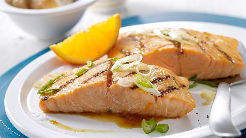 Lachs in Orangen-Soja-Marinade vom Grill Rezept - Foto: House of Food / Bauer Food Experts KG