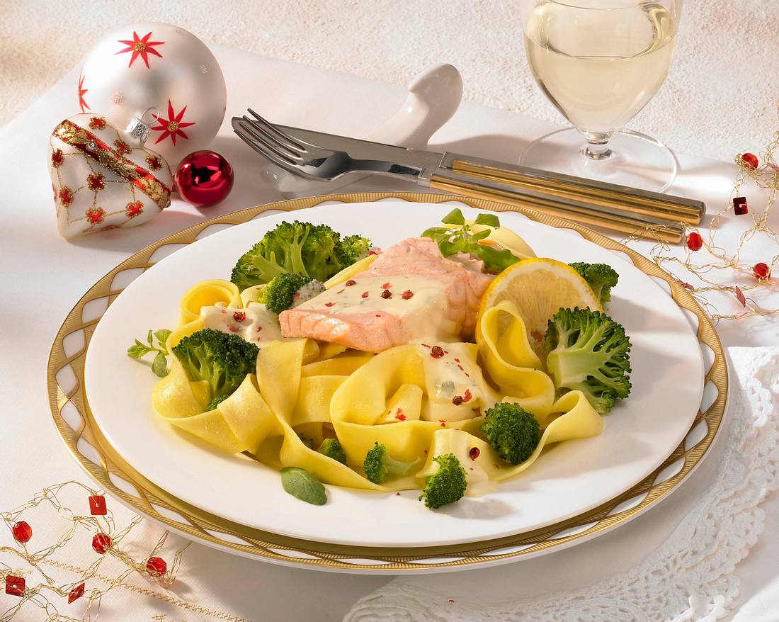 Lachs in Weißweinsoße zu Broccoli Rezept | LECKER