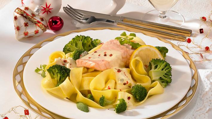 Lachs in Weißweinsoße zu Broccoli Rezept - Foto: House of Food / Bauer Food Experts KG