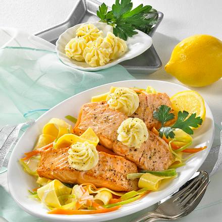 Lachs in Zitronen-Pfeffer-Butter Rezept Lachs in Zitronen-Pfeffer-Butter Rezept