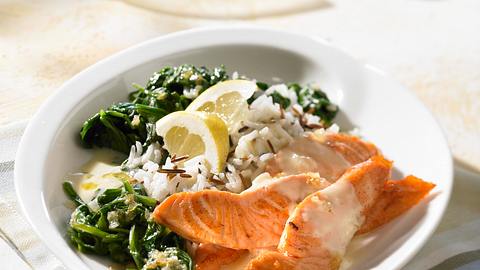 Lachs in Zitronensoße zu Spinat und Reis Rezept - Foto: House of Food / Bauer Food Experts KG