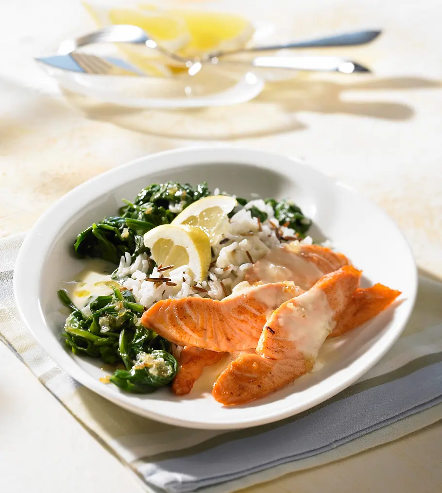 Lachs in Zitronensoße zu Spinat und Reis Rezept Lachs in Zitronensoße zu Spinat und Reis Rezept