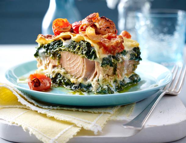 Lachs-Lasagne mit geschmolzenen Tomaten und Garnelen Rezept Lachs-Lasagne mit geschmolzenen Tomaten und Garnelen Rezept
