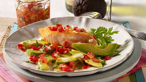 Lachs mit Chimichurri (Paprika-Tomaten-Dip) auf Avocados Rezept - Foto: House of Food / Bauer Food Experts KG
