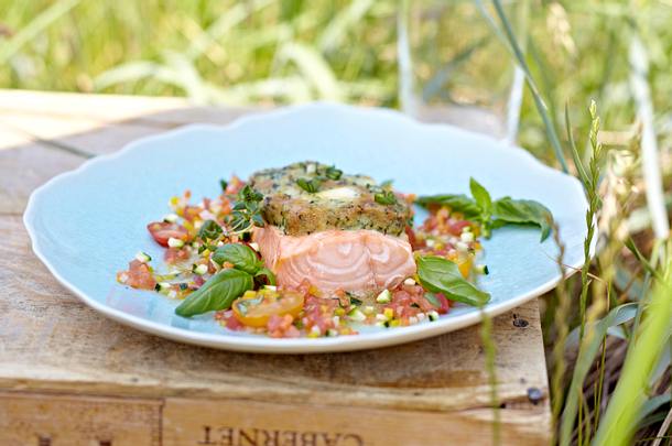 Lachs mit Frischkäsekruste und warmer Gemüsevinaigrette Rezept Lachs mit Frischkäsekruste und warmer Gemüsevinaigrette Rezept