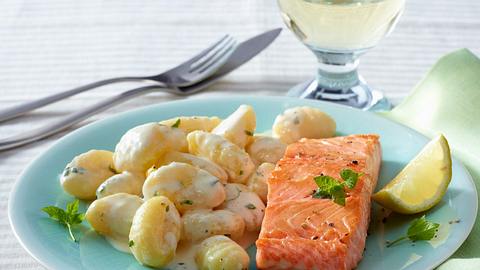 Lachs mit Gnocchi in Zitronensoße Rezept - Foto: Stellmach, Peter