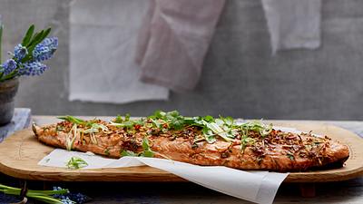 Lachs mit Ingwer-Koriander-Marinade mit Reis und grünem Spargel Rezept - Foto: House of Food / Bauer Food Experts KG