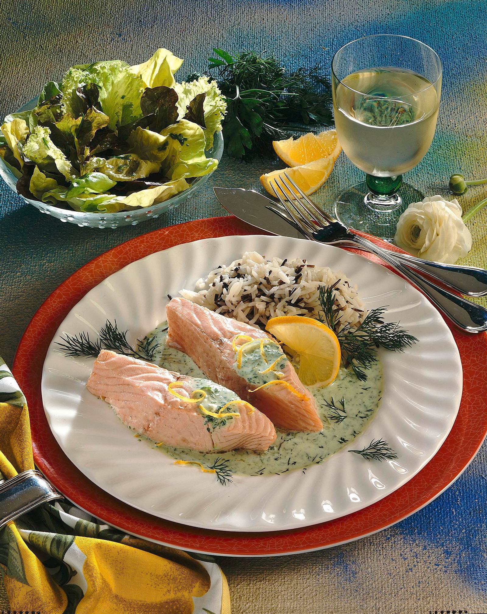Lachs mit Joghurtsoße Rezept | LECKER