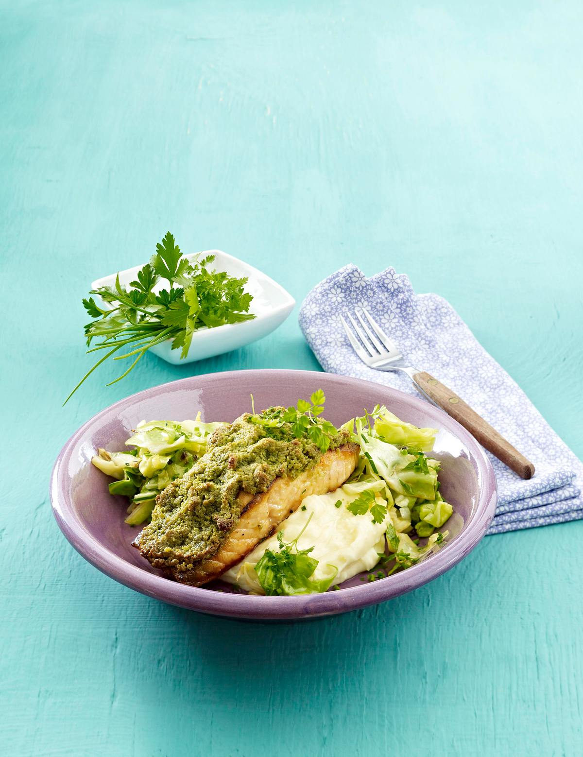 Lachs mit Kräuterkruste und Spitzkohl-Gemüse Rezept