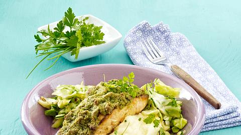 Lachs mit Kräuterkruste und Spitzkohl-Gemüse Rezept - Foto: House of Food / Bauer Food Experts KG