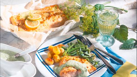Lachs mit Kräutersoße und Bohnen Rezept - Foto: House of Food / Bauer Food Experts KG