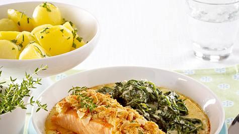 Lachs mit Mandelkruste und Spinat Rezept - Foto: House of Food / Bauer Food Experts KG
