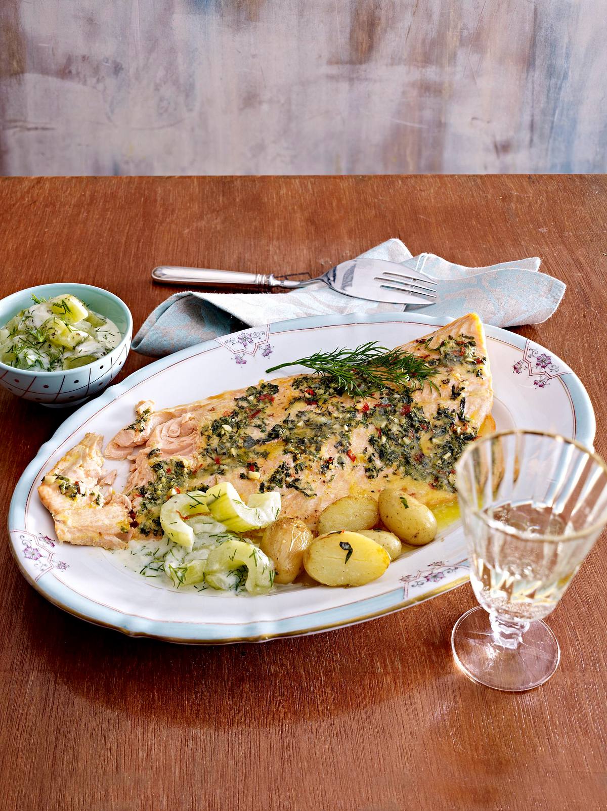 Lachs mit mediterraner Gewürzbutter und Gurkengemüse Rezept