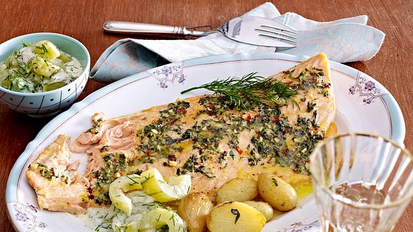 Lachs mit mediterraner Gewürzbutter und Gurkengemüse Rezept - Foto: House of Food / Bauer Food Experts KG