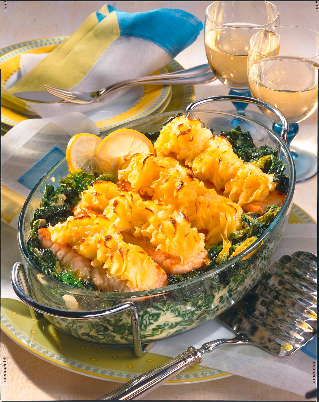 Lachs mit Meerrettich-Kartoffel-Kruste auf Spinat-Lachstranchen Rezept