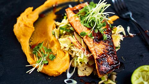 Lachs mit Sriracha-Glaze auf Coleslaw und Süßkartoffelcreme Rezept - Foto: House of Food / Bauer Food Experts KG