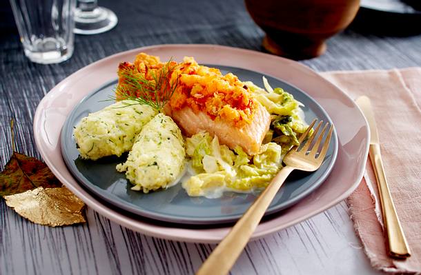 Lachs mit Tomaten-Shrimps-Kruste zu KartoffelNocken und Rahmwirsing Rezept Lachs mit Tomaten-Shrimps-Kruste zu KartoffelNocken und Rahmwirsing Rezept