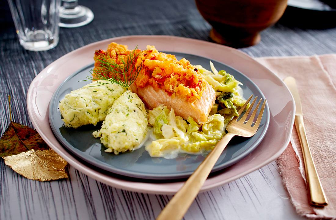 Lachs mit Tomaten-Shrimps-Kruste zu Kartoffel­nocken und Rahmwirsing ...