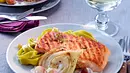 Lachs mit Weißwein-Pfeffersoße auf Fenchelscheiben Rezept - Foto: LECKER @ Bauer Media Group