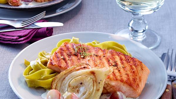 Lachs mit Weißwein-Pfeffersoße auf Fenchelscheiben Rezept - Foto: House of Food / Bauer Food Experts KG