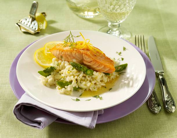 Lachs mit Zitronenbutter und Spargel-Risotto Rezept Lachs mit Zitronenbutter und Spargel-Risotto Rezept