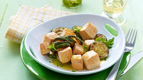 Lachs mit Zucchinigemüse Rezept - Foto: House of Food / Bauer Food Experts KG