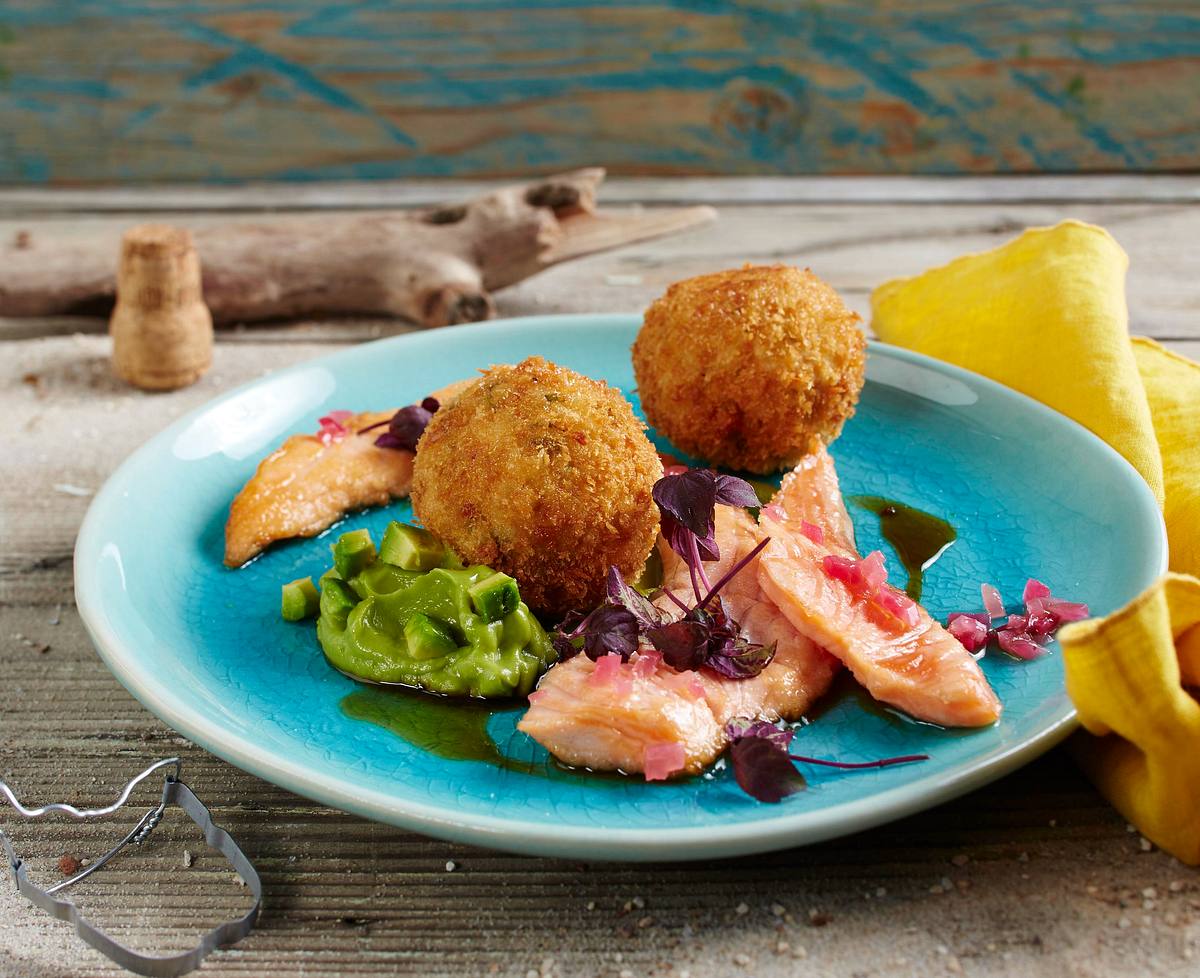 Lachs mit Zwiebel-Vinaigrette, Reisbällchen und Avocadocreme Rezept