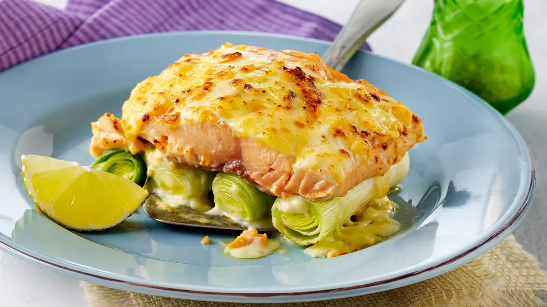 Lachs-Porree-Auflauf mit Käsesoße Rezept - Foto: LECKER @ Bauer Media Group Lachs-Porree-Auflauf mit Käsesoße Rezept - Foto: LECKER @ Bauer Media Group
