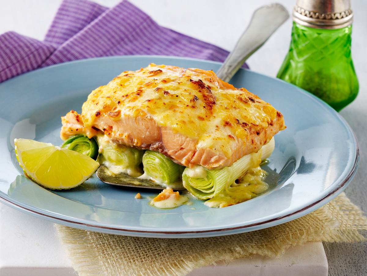 Lachs-Porree-Auflauf mit Käsesoße Rezept