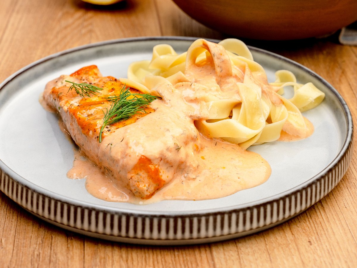 Lachs-Sahne-Gratin mit Bandnudeln