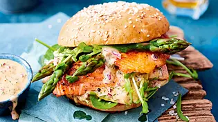 Lachs-Spargel-Burger Rezept - Foto: LECKER @ Bauer Media Group Lachs-Spargel-Burger Rezept - Foto: LECKER @ Bauer Media Group