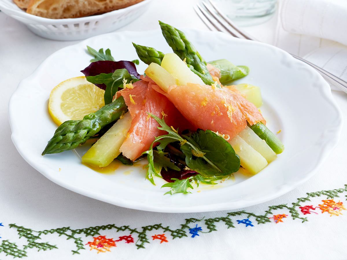 Lachs-Spargel-Röllchen mit Zitronen-Vinaigrette Rezept