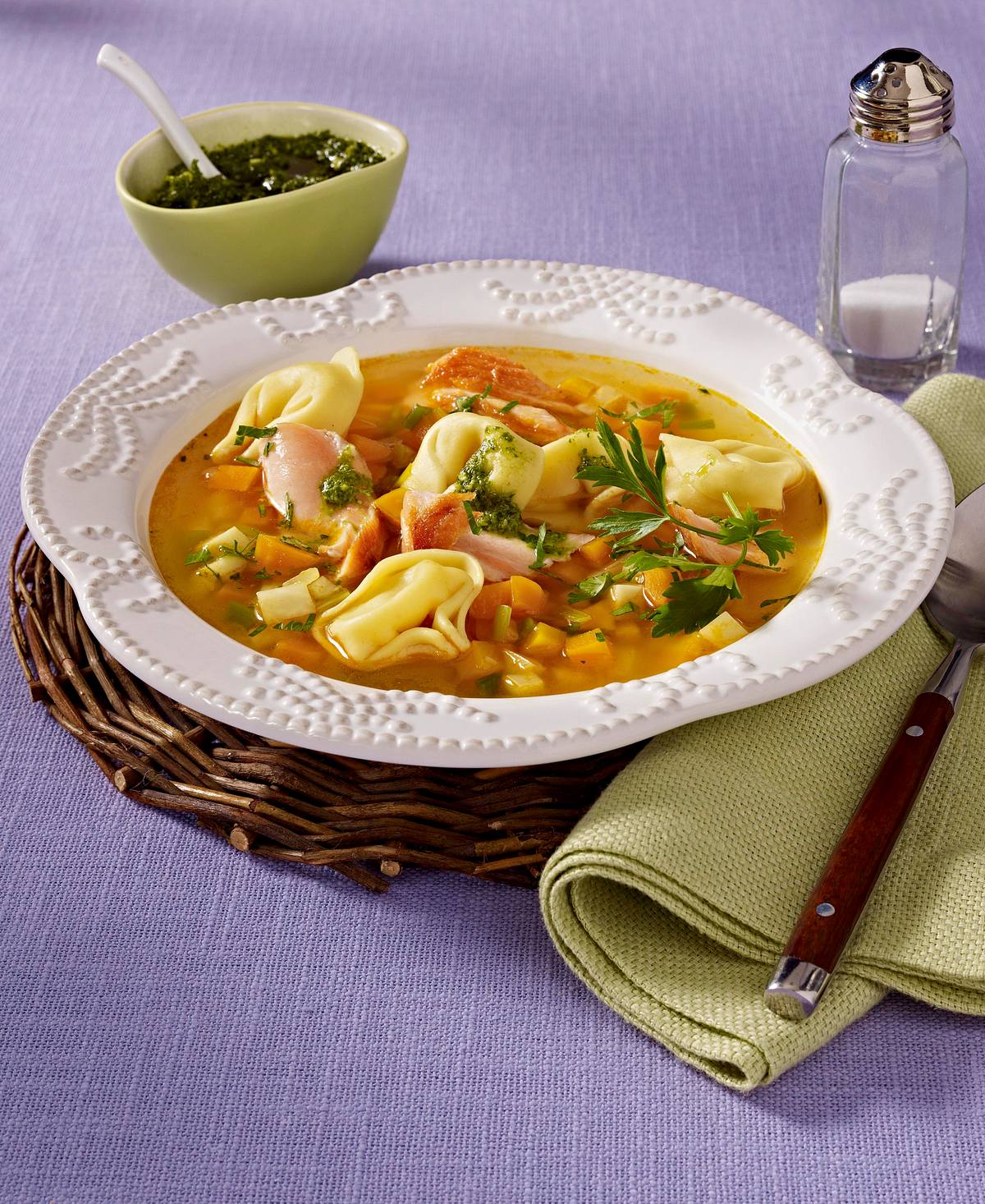 Lachs-Suppe mit Tortellini Rezept