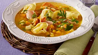 Lachs-Suppe mit Tortellini Rezept - Foto: LECKER @ Bauer Media Group