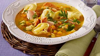 Lachs-Suppe mit Tortellini Rezept - Foto: House of Food / Bauer Food Experts KG